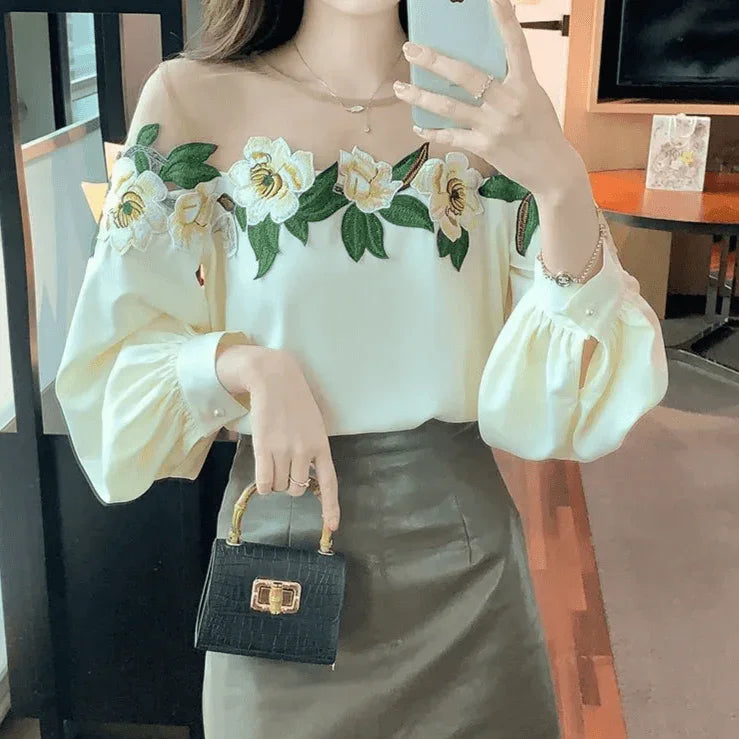 Blusa Alfaiataria com Bordados Florais / Verdadeiro Show de Glamour!