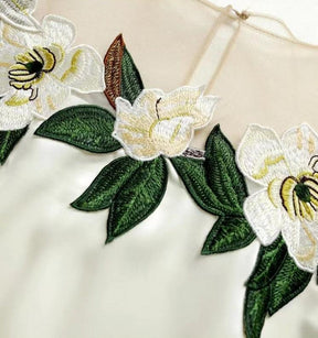 Blusa Alfaiataria com Bordados Florais / Verdadeiro Show de Glamour!